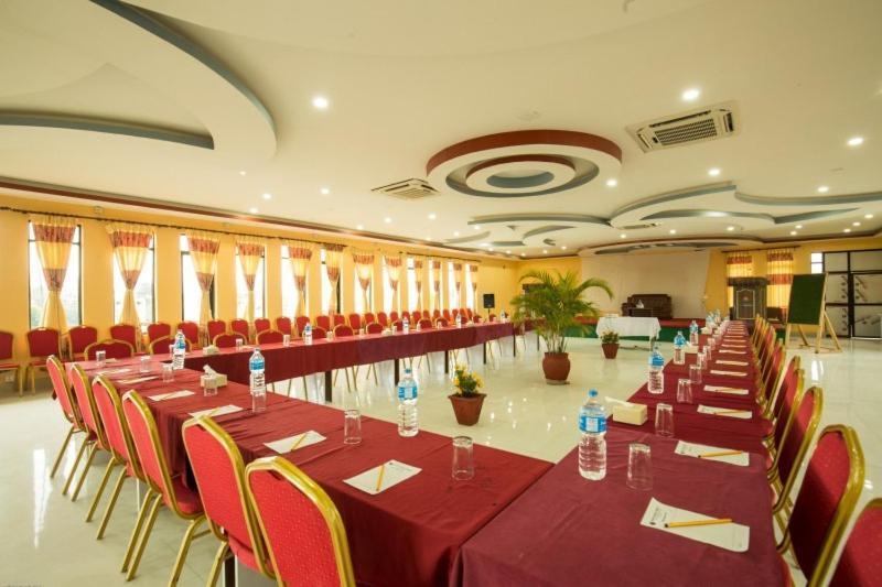 Hotel Royal Safari 치트완 외부 사진