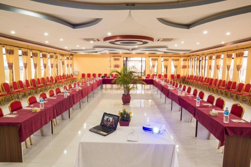 Hotel Royal Safari 치트완 외부 사진